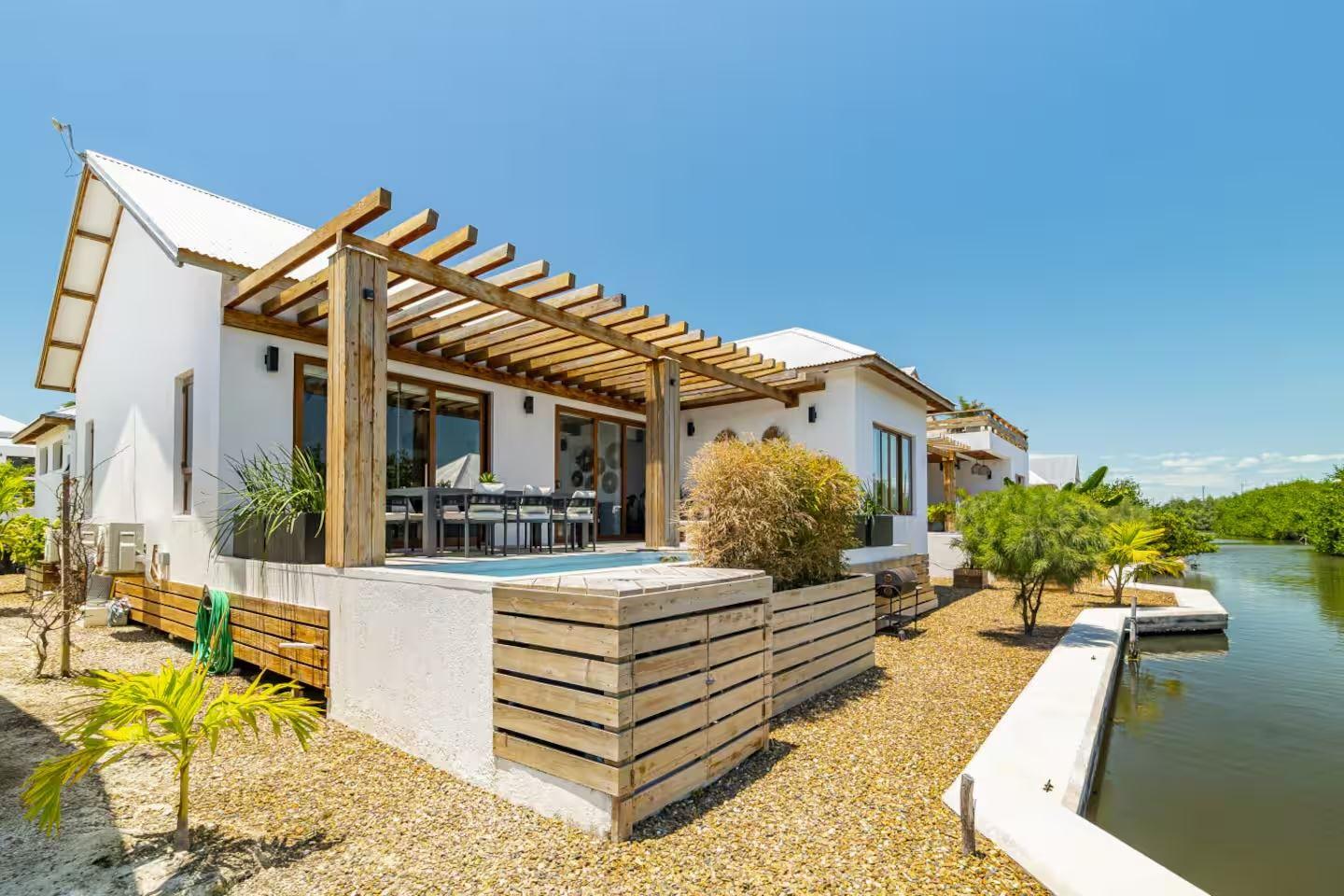 4-Bedroom Canal-Front Villa with Guest Casita & Pool in San Pedro — photo 3