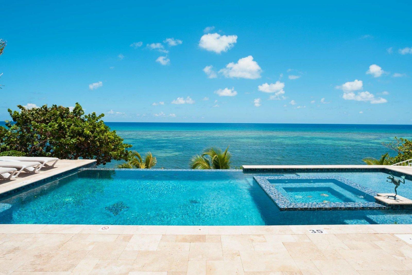 7-bedroom oceanfront house in East End, Grand Cayman — photo 1
