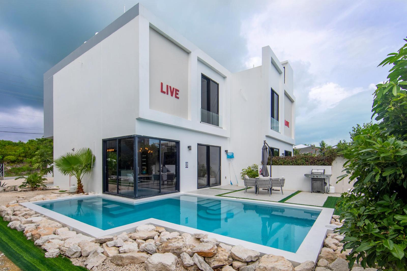 Townhouse on JUNE PLUM ROAD, The Bight, Providenciales, Turks and Caicos Islands — photo 3