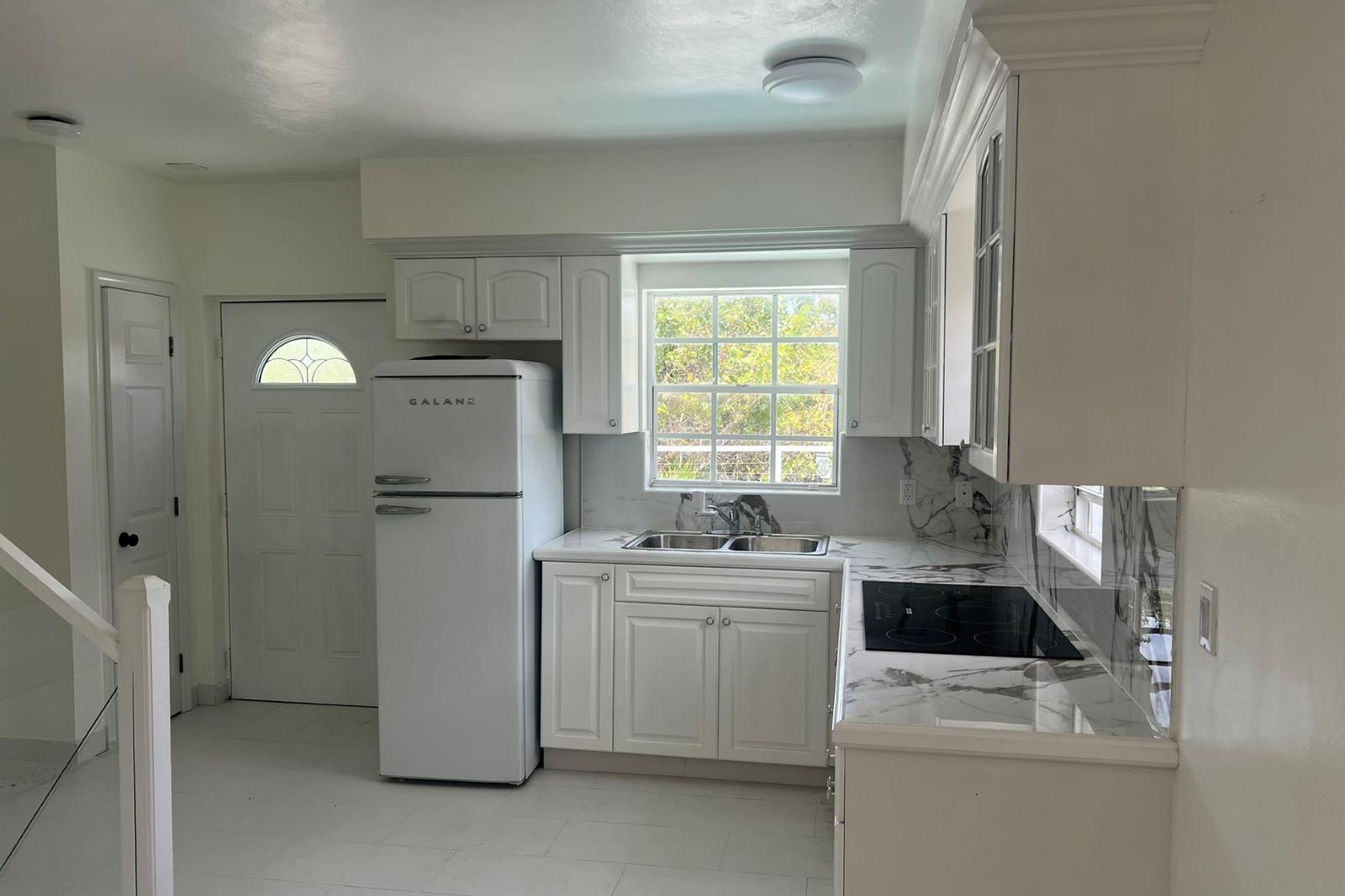 Charming Home in Leeward — photo 4